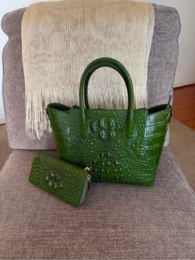Croc-Embossed Green Leather Tote with Zip Wallet - Premium Style